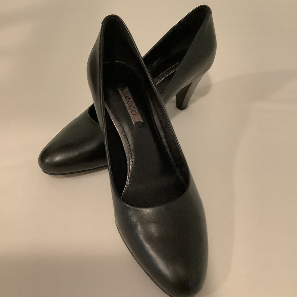 Ecco Classic Size 39 Black Leather Pump Almond Toe And 3 Inch Heels Rub…